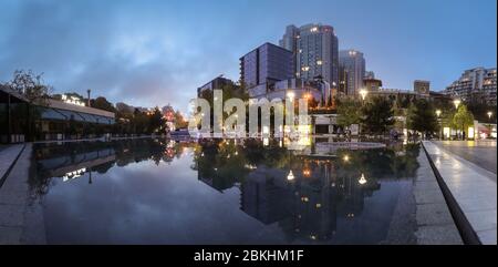 Odessa, Ukraine - April 03 2020: Moderne Nacht-Mall in Odessa von Arсadia, mit Reflexion auf der Wasseroberfläche. Konzept: Nachtleben, Entspannung im Modder Stockfoto