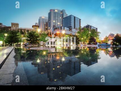 Odessa, Ukraine - April 03 2020: Moderne Nacht-Mall in Odessa von Arсadia, mit Reflexion auf der Wasseroberfläche. Konzept: Nachtleben, Entspannung im Modder Stockfoto