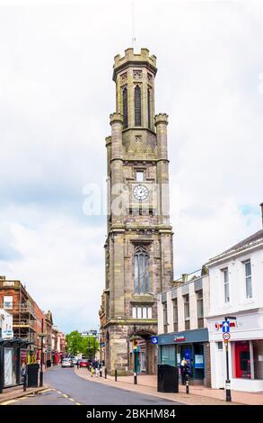 High Street, betrachtet zum Wallace Tower, Ayr, Ayrshire, Tower ist auch bekannt als das Barnweil Monument oder der Glockenturm im baronialen Stil gebaut. GROSSBRITANNIEN Stockfoto