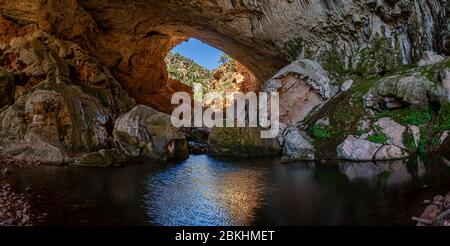 In Tonto Natural Bridge in den Bergen von Arizona Blick auf den Teich innerhalb der Brücke. Stockfoto