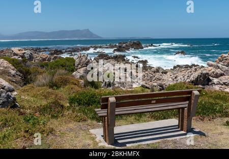 Kleinmond, Westkap, Südafrika. 2019, die Strandpromenade von Kleinmond eine kleine Stadt an der Atlantikküste an der Gartenroute im Westkap Stockfoto