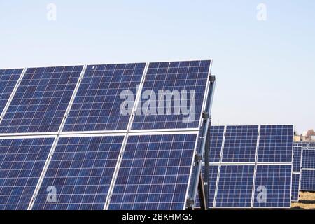 Ein Kraftwerk mit erneuerbarer Solarenergie mit der Sonne. Solarzellen stehen im Freien Stockfoto