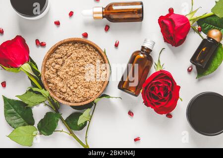 Naturkosmetik mit Zutaten auf weißem Hintergrund Stockfoto