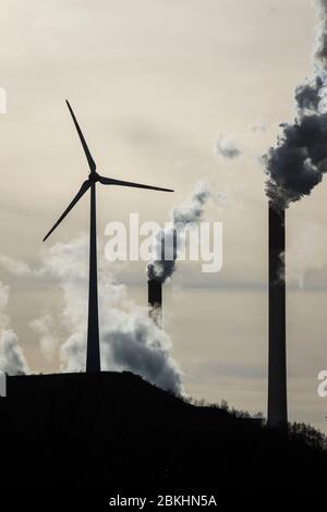 Gelsenkirchen, Ruhrgebiet, Nordrhein-Westfalen, Deutschland - Energielandschaft, Windturbine und Rauchschornsteine im Kraftwerk Scholven, Uniper Co Stockfoto