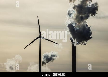 Gelsenkirchen, Ruhrgebiet, Nordrhein-Westfalen, Deutschland - Energielandschaft, Windturbine und Rauchschornsteine im Kraftwerk Scholven, Uniper Co Stockfoto