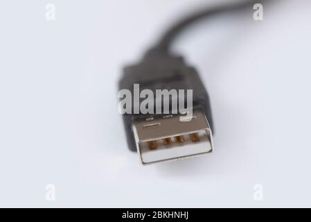 Makrofoto des schwarzen Micro-usb-Kabels, -Kabels und -Steckers. Geringe Schärfentiefe auf weißem Hintergrund mit Kopierbereich. Stockfoto