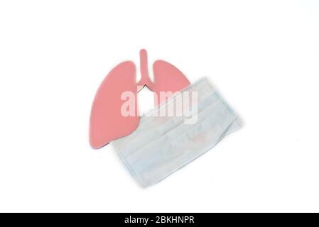 Coronavirus-Konzept. Papierlungen mit medizinischer Maske. Minimal Paper Art. Welttuberkulosetag oder Weltlungstag Konzept. Rosa Loch Lungen als Symbol für Stockfoto