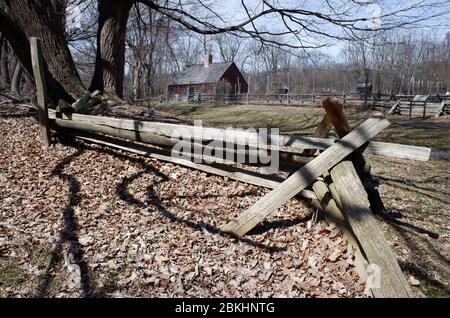 Holzzäune mit Wick House und Bauernhof im Hintergrund in Jockey Hollow.Morristown National Historical Park.Harding.Morris County.New Jersey.USA Stockfoto