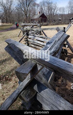 Holzzäune mit Wick House und Bauernhof im Hintergrund in Jockey Hollow.Morristown National Historical Park.Harding.Morris County.New Jersey.USA Stockfoto