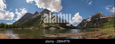 Panoramablick auf Crater Lake, Colorado und Maroon Bells. Stockfoto