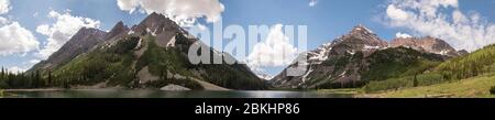 Extra langer Panoramablick auf Crater Lake, Colorado und Maroon Bells. Stockfoto