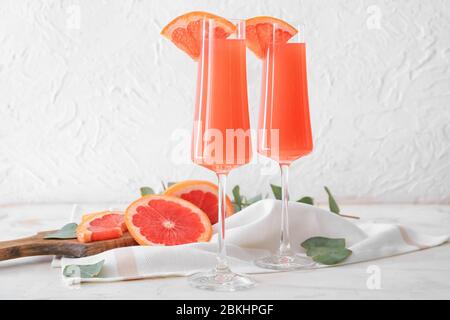 Gläser mit leckeren Mimosa-Cocktails auf dem Tisch Stockfoto