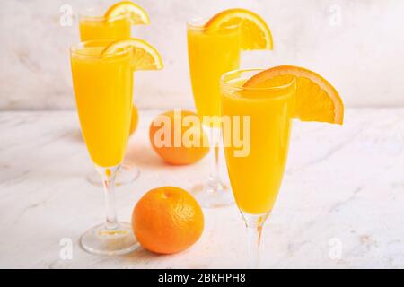 Gläser mit leckeren Mimosa-Cocktails auf dem Tisch Stockfoto