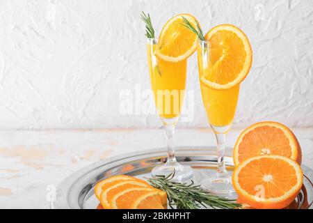 Gläser mit leckeren Mimosa-Cocktails auf dem Tisch Stockfoto