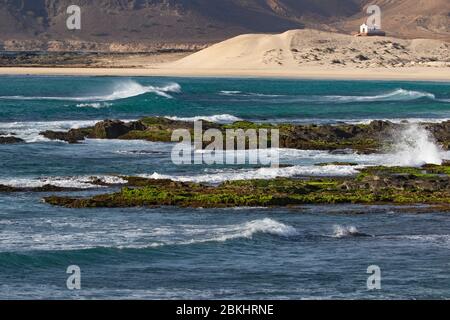 Praia de Fátima und verlassene Kapelle unserer Lieben Frau von Fatima mit Blick über die zerklüftete Küste und Klippen in der Nähe von Sal Rei auf der Insel Boa Vista, Kap Verde Stockfoto