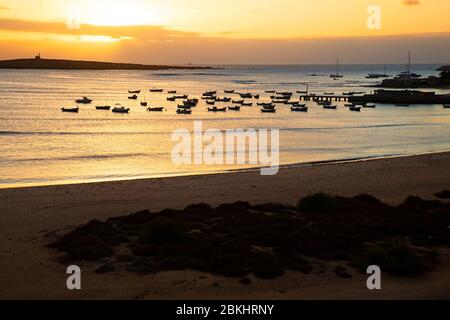 Kleine Fischerboote im kleinen Hafen von Sal Rei bei Sonnenuntergang auf der Insel Boa Vista, Kap Verde / Cabo Verde Archipel im Atlantik Stockfoto