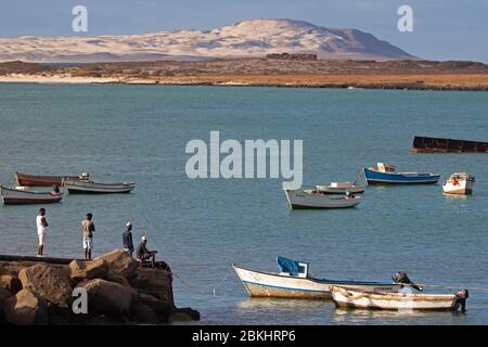 Fischer und kleine Fischerboote im kleinen Hafen von Sal Rei auf der Insel Boa Vista, Kap Verde / Cabo Verde Archipel im Atlantik Stockfoto