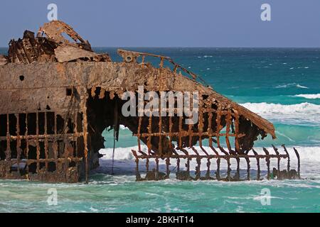 Wrack/Schiffswrack von M/S Cabo Santa Maria, spanisches Frachtschiff, das am Strand in Praia de Atalanta auf der Insel Boa Vista, Kap Verde gestrandet ist Stockfoto