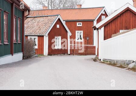 Traditionelle schwedische Straße mit roten Häusern in Schweden Stockfoto