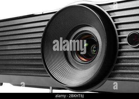 Moderner Videoprojektor auf weißem Hintergrund, Nahaufnahme Stockfoto