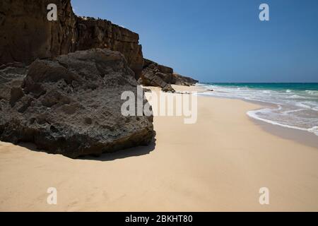 Vulkangestein am Praia de Santa Mónica, Sandstrand auf der Insel Boa Vista, Kap Verde / Cabo Verde Archipel im Atlantik Stockfoto