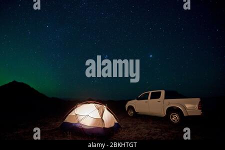 Camping in Island unter klarem Nachthimmel Stockfoto