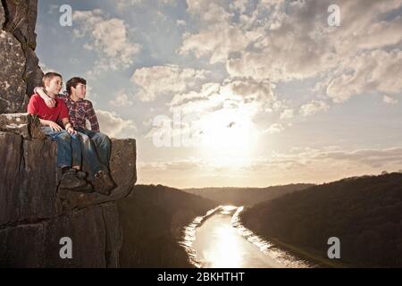 Zwei Freunde sitzen auf einer Kante Stockfoto