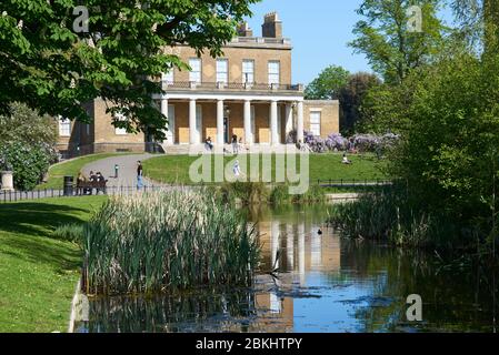 Das Clissald House aus dem 18. Jahrhundert und der New River im Clissalst Park, Stoke Newington, North London, Großbritannien Stockfoto