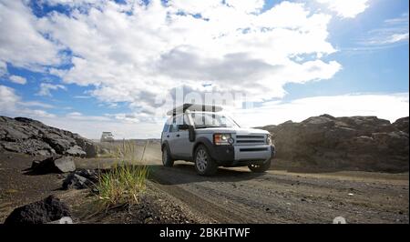 SUV fährt auf staubiger Straße in Zentral-Island Stockfoto