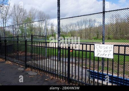 Geschlossen nicht betreten Zeichen auf Zaun eines Schulspielplatzes / Sportplatz während der Sperrung von Covid-19, Coronavirus Pandemie Ausbruch in New Jersey.USA Stockfoto