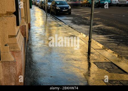 Innenstadt von Budapest (Pest) - Reflexionen in einer nassen Straße Bürgersteig., Budapest, Central Hungary, Ungarn Stockfoto