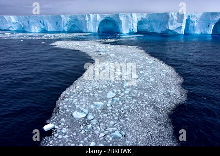 Ein großer blauer Eisberg und Eisscholle in der Antarktis. Stockfoto