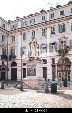 Turin, Italien. April 2020. Turin, Italien, April 2020: Die Fassade des Teatro Carignano (Theater Carignano) und die Statue von Vincenzo Gioberti während der Pandemiesperrzeit Covid-19 (Foto: Alessandro Bosio/Pacific Press) Quelle: Pacific Press Agency/Alamy Live News Stockfoto