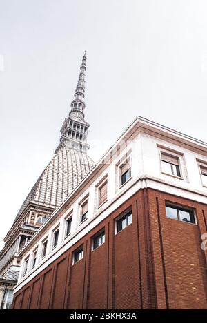 Turin, Italien. Mai 2020. Turin, Italien, April 2020: Das Mole Antonelliana Denkmal, Sitz des Nationalen Filmmuseums während der Pandemiesperrzeit von Covid-19 (Foto: Alessandro Bosio/Pacific Press) Quelle: Pacific Press Agency/Alamy Live News Stockfoto