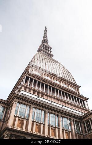 Turin, Italien. Mai 2020. Turin, Italien, April 2020: Das Mole Antonelliana Denkmal, Sitz des Nationalen Filmmuseums während der Pandemiesperrzeit von Covid-19 (Foto: Alessandro Bosio/Pacific Press) Quelle: Pacific Press Agency/Alamy Live News Stockfoto