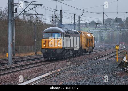 DC Railfreight 56 Lokomotive 56312 auf der Westküste Hauptstrecke schleppen eine railcare Schiene vac Vakuum-Bagger durch Lancaster Stockfoto