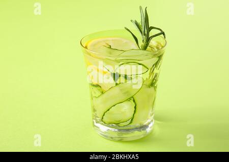 Glas Gurke infundiert Wasser auf farbigen Hintergrund Stockfoto