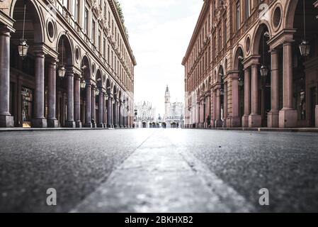 Turin, Italien. April 2020. Turin, Italien, April 2020: Die Portikus der Via Roma, die zur Piazza San Carlo (San Carlo Platz) während der Pandemiesperrzeit Covid-19 führen (Foto: Alessandro Bosio/Pacific Press) Quelle: Pacific Press Agency/Alamy Live News Stockfoto