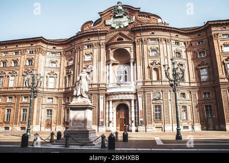 Turin, Italien. April 2020. Turin, Italien, April 2020: Palazzo Carignano (Palast von Carignano) während der Pandemiesperrzeit von Covid-19 (Foto: Alessandro Bosio/Pacific Press) Quelle: Pacific Press Agency/Alamy Live News Stockfoto