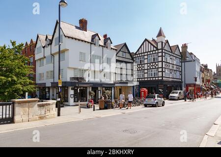 Berühmte britische rote Telefonzelle und viele Fahrräder in der Nähe von Cambridge Kunden Stockfoto