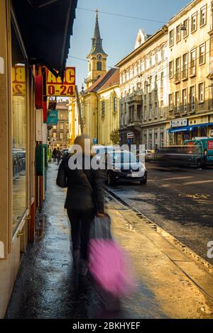 Innenstadt von Budapest (Pest) - Reflexionen in einer nassen Straße Bürgersteig., Budapest, Central Hungary, Ungarn Stockfoto