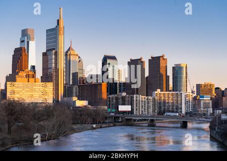 Stadtbild des Philadelphia Wolkenkratzers Skyline Gebäude Sonnenuntergang entlang Fluss in Philadelphia Stadt Innenstadt von Philadelphia in PA USA. Stadtbild urbaner Lebensstil Stockfoto