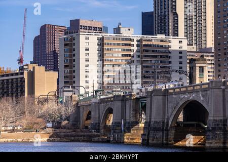 Straßenbahn Transport nach Cambridge Seite über Brücke des Charles River mit Stadtbild von Boston Downtown Wolkenkratzer Skylines Bürogebäude. Boston ist ich Stockfoto