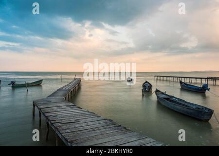 Rumänien, Tulcea Judet, Sarichioi, Ponton und Boote auf der Donau Stockfoto