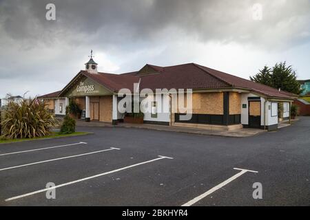 Der Compass Pub und das Restaurant in Dalgety Bay sind zu Beginn der Schließung geschlossen und haben Fenster mit Fenstern vernagelt. Fife, Schottland. Stockfoto