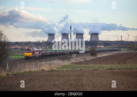 EWS / DB Cargo-Lok der Baureihe 60 60035 Überfahrt am Kraftwerk Burton Salmon und Ferrybridge mit einem Güterzug aus Stahldraht Stockfoto