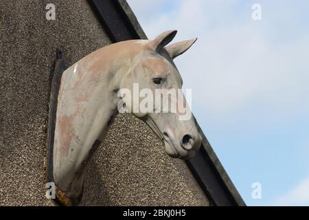 Eine Büste eines Pferdes steht auf einem Gebäude in Fife, Schottland. Stockfoto