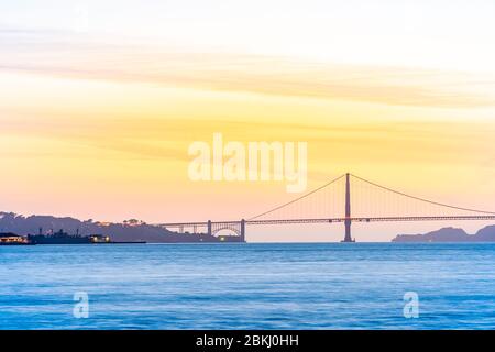 Schöner Sonnenuntergang mit Golden Gate Brücke und San Francisco Bay Landschaft in Nordkalifornien USA Westküste des Pazifischen Ozeans, San Francisco United Sta Stockfoto