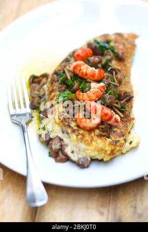 Omelette mit Mousserons und Krebsen Stockfoto