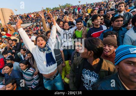 Indien, Punjab State, Wagah Grenzposten, nahe Atari Stadt, Indo-Pakistan Grenze, unruhige Menge, festliche Atmosphäre während einer kriegerischen Zeremonie, patriotische Lieder und Applaus Stockfoto